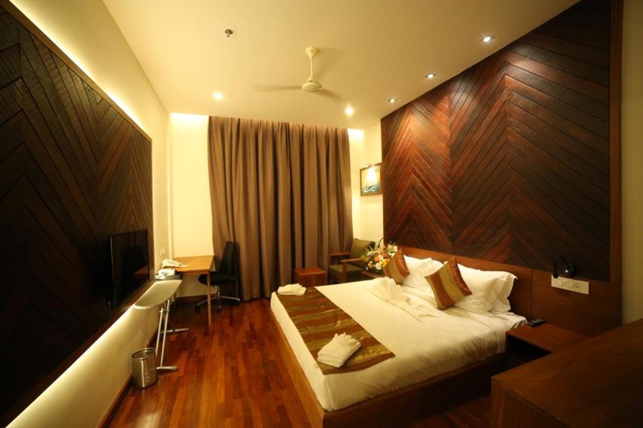 Woodies Bleisure Hotel Кожикоде Экстерьер фото