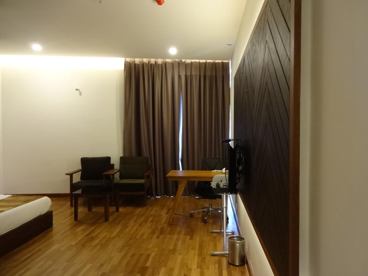 Woodies Bleisure Hotel Кожикоде Экстерьер фото